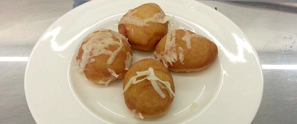 Bomboloni con Provolone Valpadana D.O.P. e salsa di pomodoro