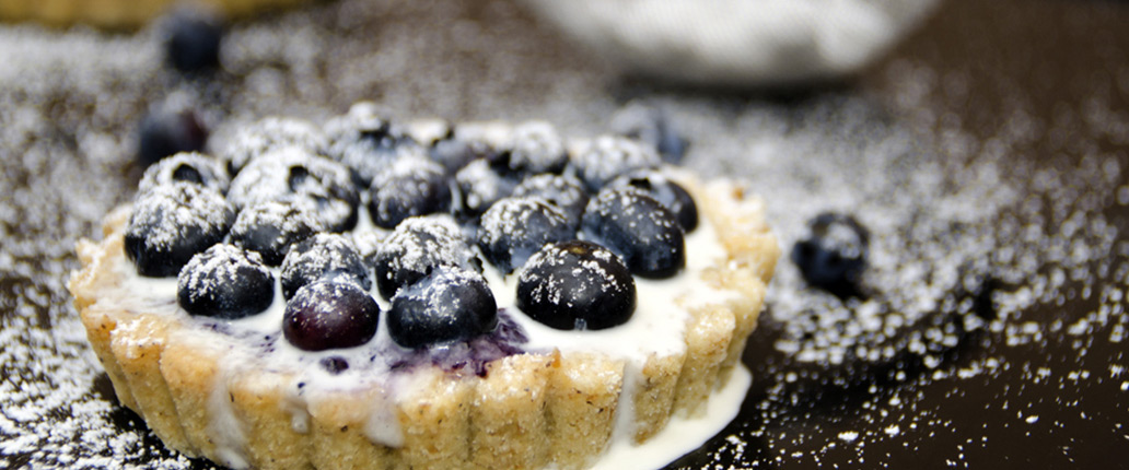 Crostatine di frolla al grano saraceno con crema al Taleggio D.O.P. e mirtilli 