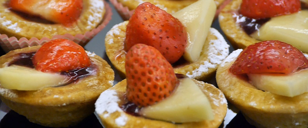 Mini crostatine con fragole e Provolone Valpadana D.O.P. dolce