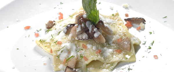 Raviolo aperto di pasta al timo con ripieno di Taleggio D.O.P. e porcini, con olio al tartufo