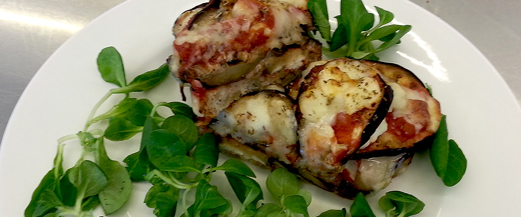 Parmiggiana di melanzane su crostone di pane 