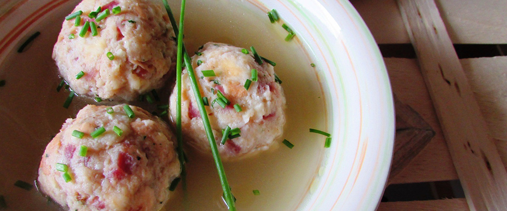 Canederli all' emiliana con spalla cotta di San Secondo, Provolone Valpadana D.O.P.  ed erba cipollina