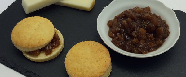 Scones al Provolone Valpadana D.O.P. senza glutine, con chutney di pere, zenzero e peperoncino