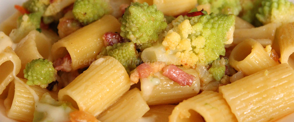 Mezze maniche con broccolo romanesco, pancetta e Taleggio D.O.P.