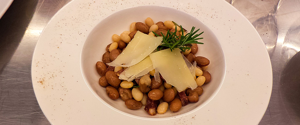 Insalata di Fagioli di Lamon della Vallata Bellunese IGP e fagioli Gialét con Soprèssa Vicentina DOP e scaglie di formaggio Piave DOP Vecchio stagionato oltre 180 gg