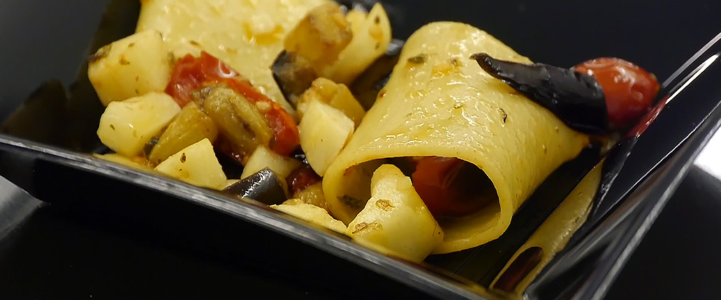 Paccheri con melanzane pomodorini datterini e Provolone Valpadana D.O.P.