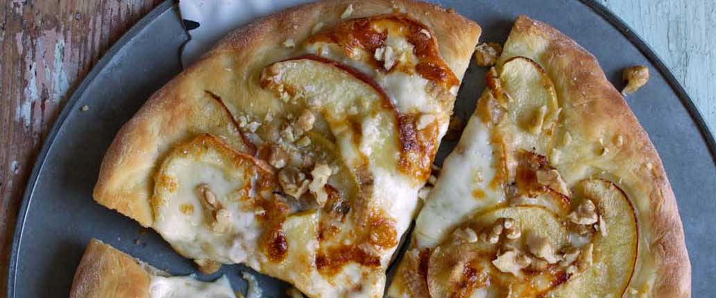 Pizza con mele, noci pecan e Taleggio D.O.P.