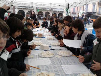 A scuola con alti formaggi A scuola con alti formaggi