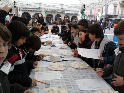 A scuola con alti formaggi