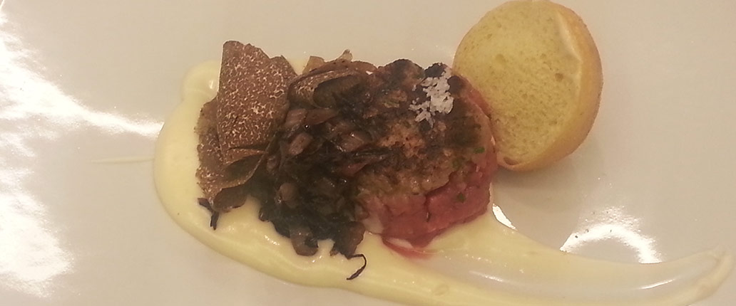 Hamburger di manzo mezzocrudo-mezzocotto, Vellutata di Taleggio D.O.P., Trevisano caramellato e tartufo nero