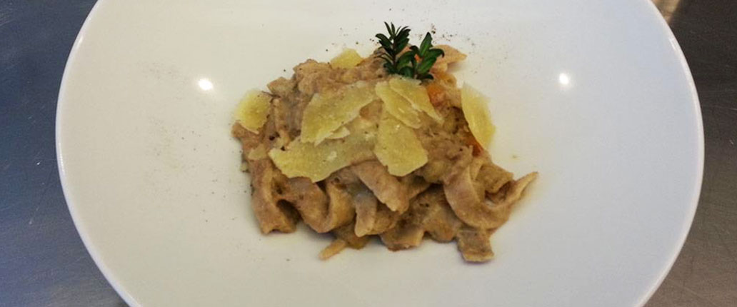 Strangozzi al grano integrale con ragout d'anatra e Monte Veronese di Malga