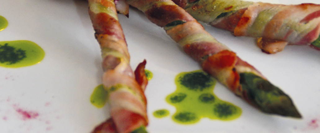 Taleggio PDO flan with asparagus and pancetta “breadsticks”
