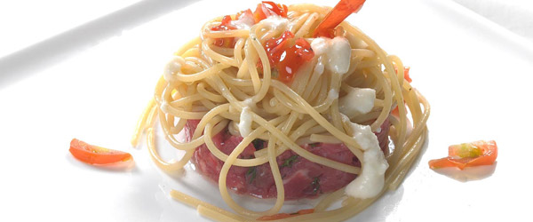 Spaghetti grezzi tartare di vitellone e Taleggio D.O.P. in gocce