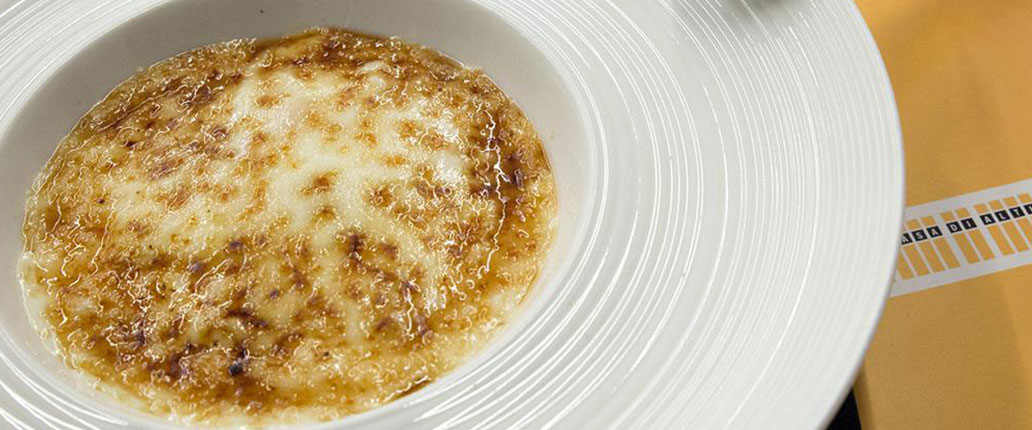Crème bruléè di Taleggio D.O.P., pere, zafferano e peperoncino