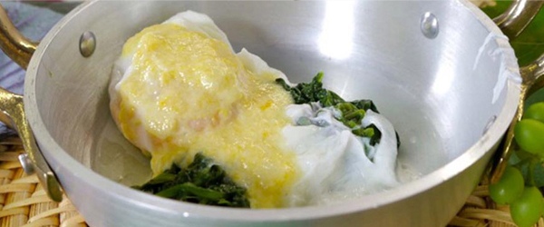 Uova in camicia su letto di spinaci con fonduta di Provolone Valpadana D.O.P. dolce 