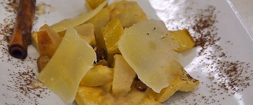 Tartelletta di pasta bris&#232; con pere Abate e scaglie di Pecorino Toscano DOP stagionato 10 mesi