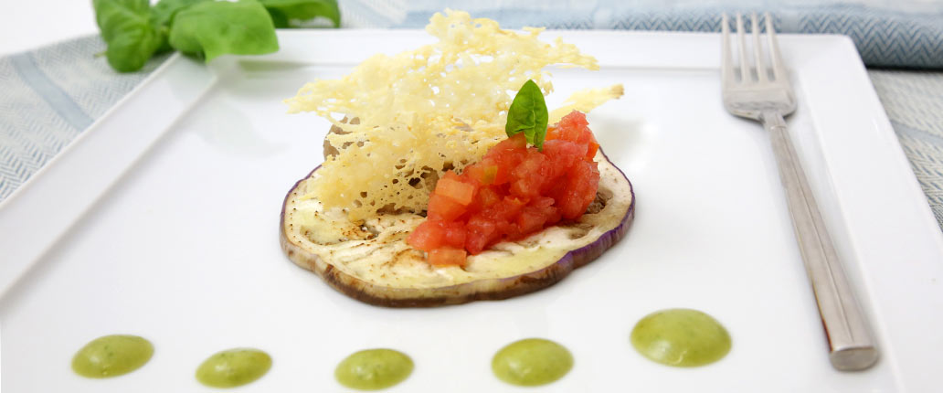Provolone Valpadana D.O.P. dolce con melanzane, pomodori e basilico