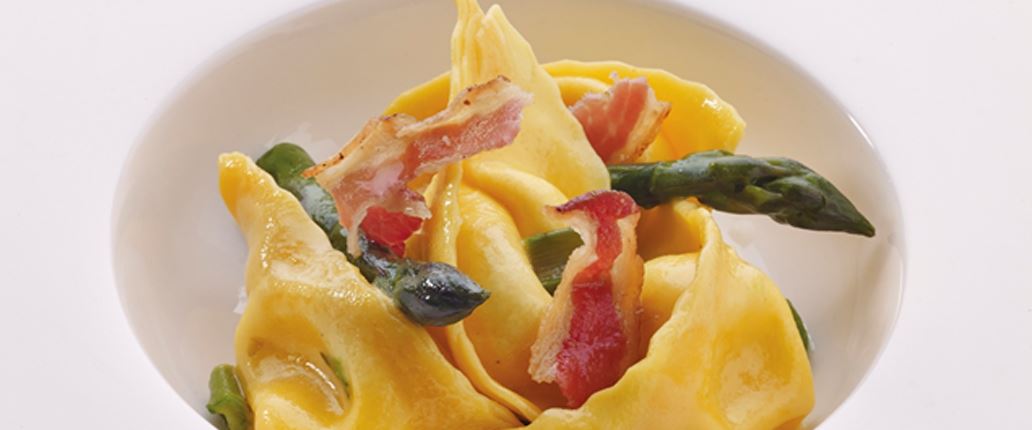 Ravioli filled with Piave Vecchio Selezione Oro cheese served with asparagus and bacon