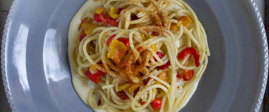 Spaghetti ai peperoni su fondue di Provolone Valpadana D.O.P.